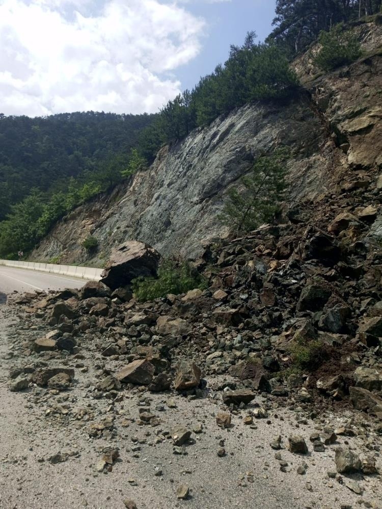 dagdan-kopan-kaya-parcalari-yolu-kapattiumt5qwnfkz