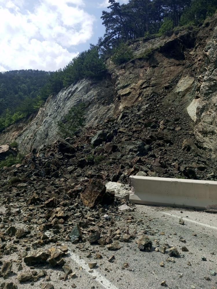 dagdan-kopan-kaya-parcalari-yolu-kapattiumt5qwnfkz