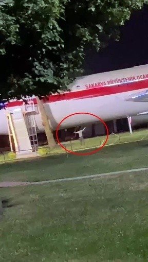 Daha uçamıyorsun diyerek uçakla kavga etti