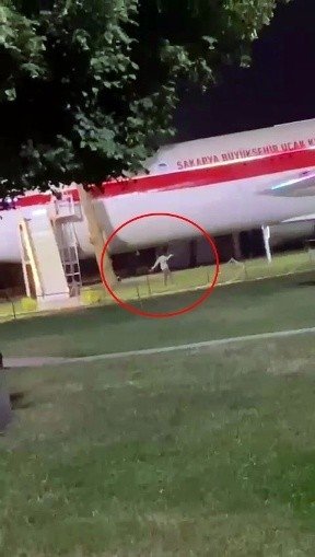 Daha uçamıyorsun diyerek uçakla kavga etti