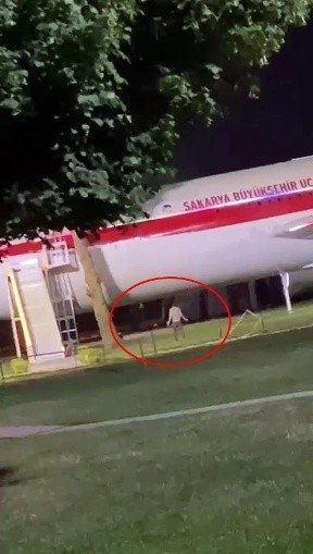 Daha uçamıyorsun diyerek uçakla kavga etti