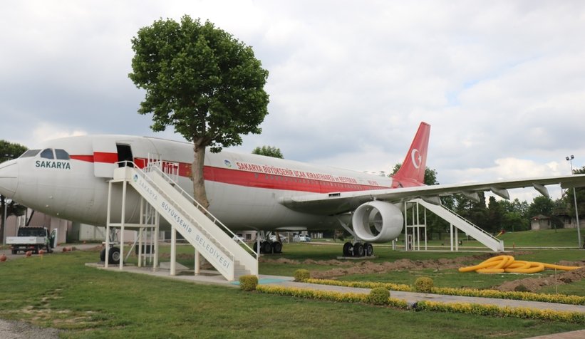 Daha uçamıyorsun diyerek uçakla kavga etti