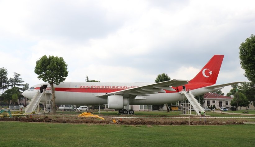 Daha uçamıyorsun diyerek uçakla kavga etti