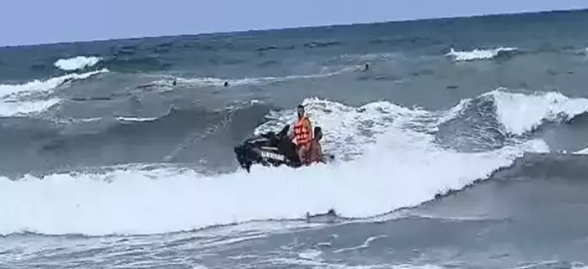 dalgalara-kapilan-2-kisi-kurtarildi-birinin-durumu-agiruun4bct2ef