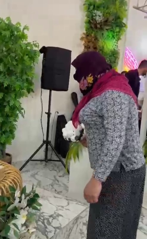 damadin-arkadasi-kadin-kiligina-girdiqm53nxb6uw