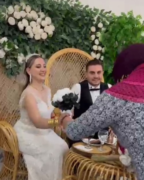 damadin-arkadasi-kadin-kiligina-girdiqm53nxb6uw