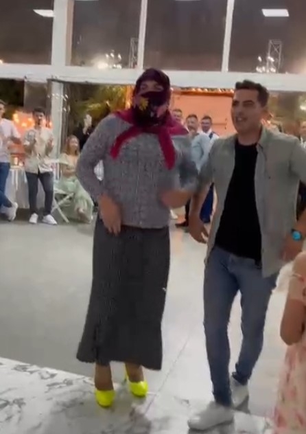 damadin-arkadasi-kadin-kiligina-girdiqm53nxb6uw