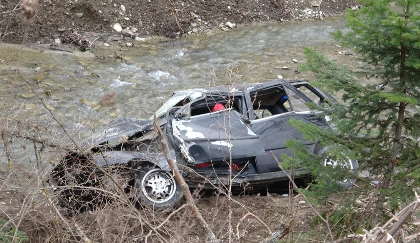 Defalarca takla atan otomobil dereye uçtu: 1'i çocuk 5 yaralı