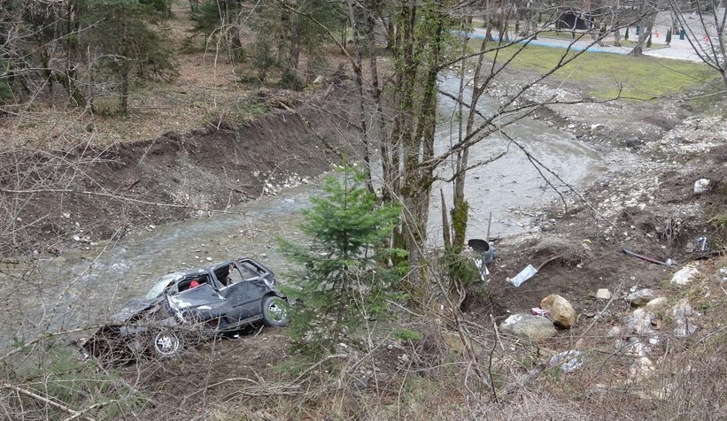 Defalarca takla atan otomobil dereye uçtu: 1'i çocuk 5 yaralı