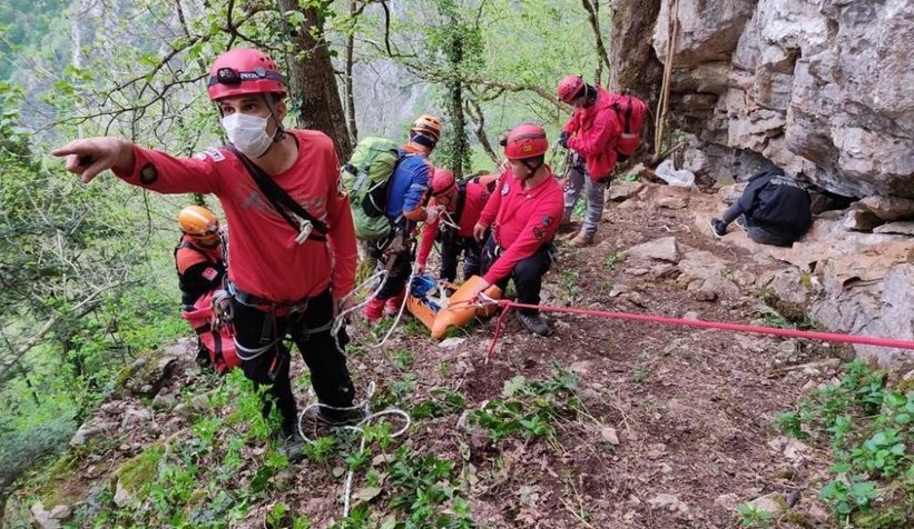 Define ararken canından oldu