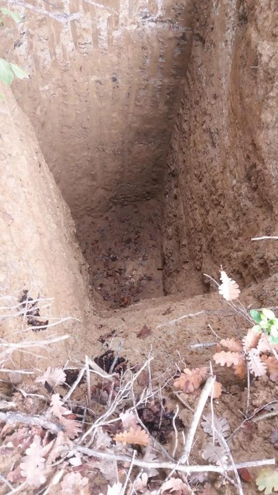 Definecilerin kazdığı çukur tehlike saçıyor