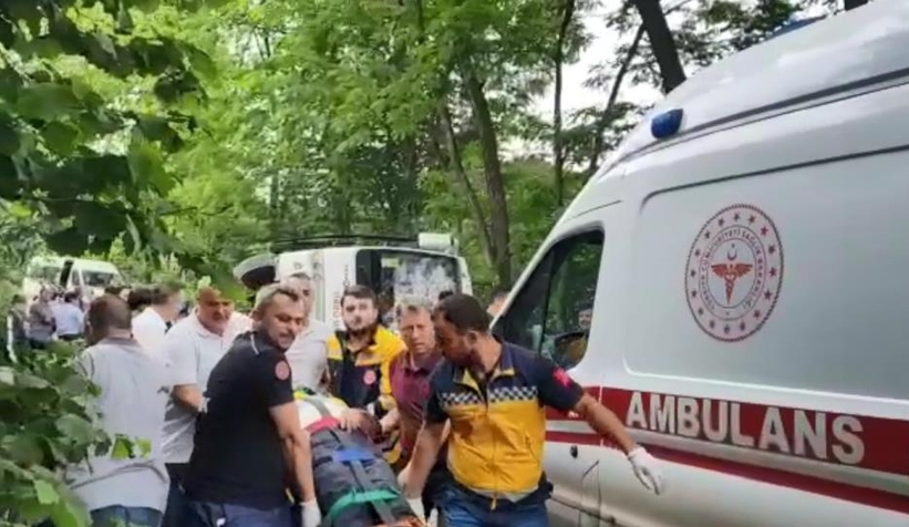 Dekanları taşıyan otobüs kaza yaptı, 1 dekan öldü, 19 yaralı