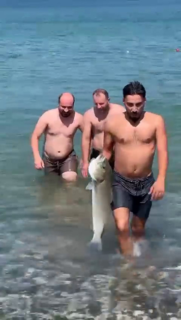 denizde-eliyle-6-kiloluk-levrek-yakaladiadrizmqvsx