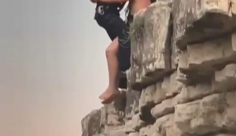 Denize atlamak için çıktığı kayadan mahsur kaldı!