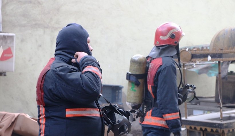 Depo yangınında 2 itfaiyeci ölümden döndü