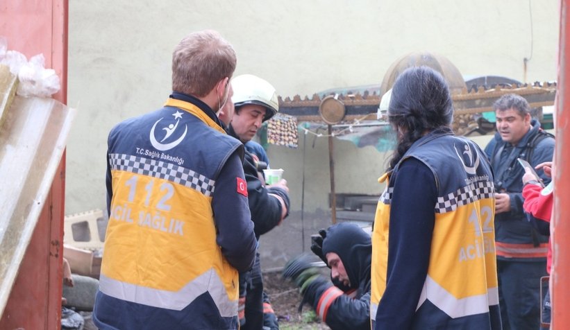 Depo yangınında 2 itfaiyeci ölümden döndü