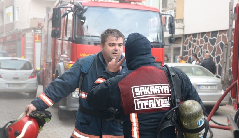 Depo yangınında 2 itfaiyeci ölümden döndü