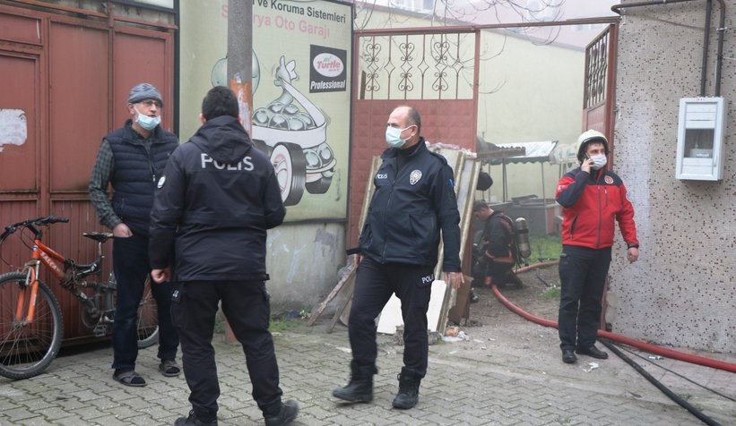 Depo yangınında 2 itfaiyeci ölümden döndü