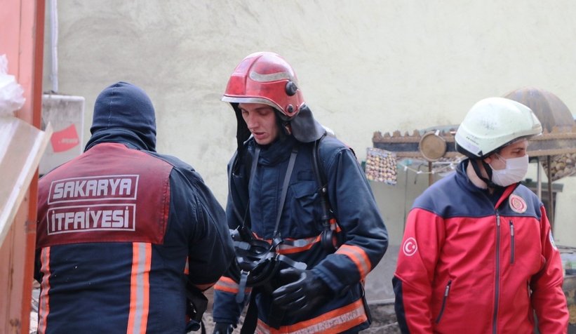 Depo yangınında 2 itfaiyeci ölümden döndü