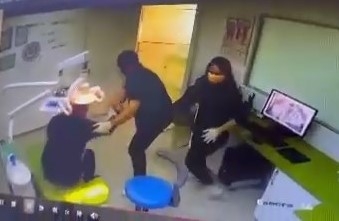 Deprem anı kamerada: Birisi hastasını kucaklayıp kaçtı, diğeri çayını içmeyi sürdürdü