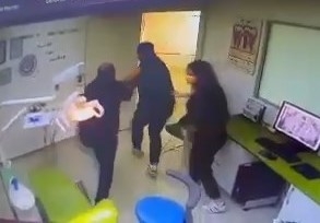 Deprem anı kamerada: Birisi hastasını kucaklayıp kaçtı, diğeri çayını içmeyi sürdürdü