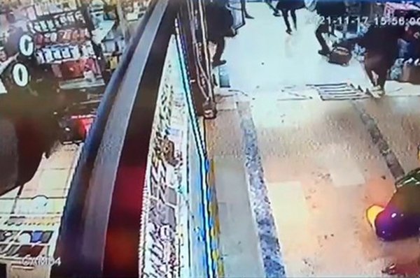 Deprem anında panik içinde böyle kaçıştılar