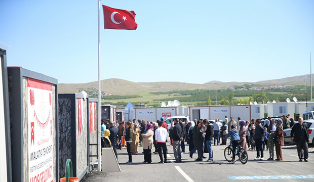 Deprem bölgelerinde oy verme işlemi başladı
