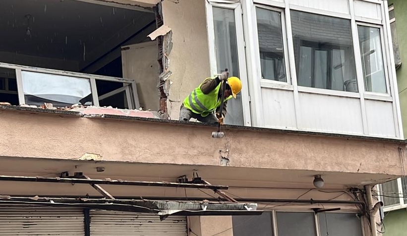 Deprem bölgesinde ağır hasarlı ilk evin yıkımına başlandı