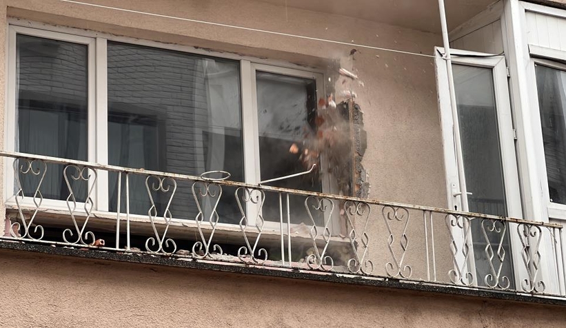 Deprem bölgesinde ağır hasarlı ilk evin yıkımına başlandı