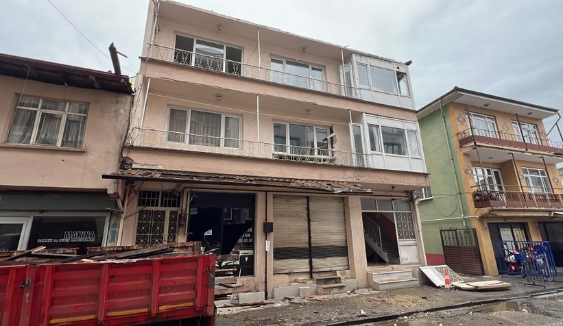 Deprem bölgesinde ağır hasarlı ilk evin yıkımına başlandı