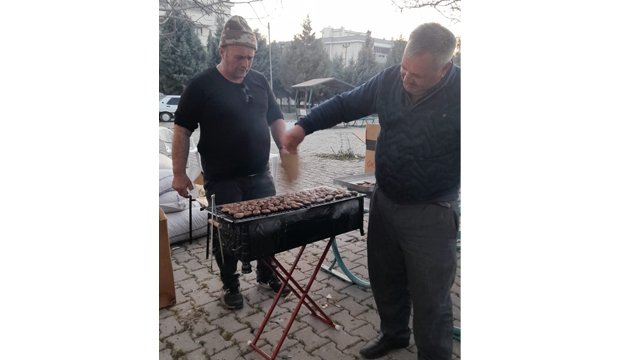 Deprem bölgesinde yardım çalışmalarına katıldı