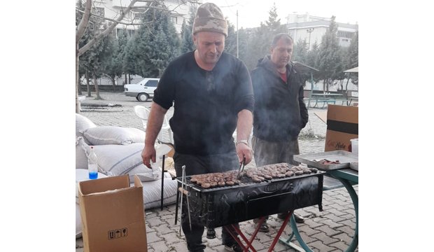 Deprem bölgesinde yardım çalışmalarına katıldı