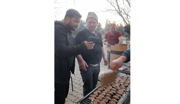 Deprem bölgesinde yardım çalışmalarına katıldı