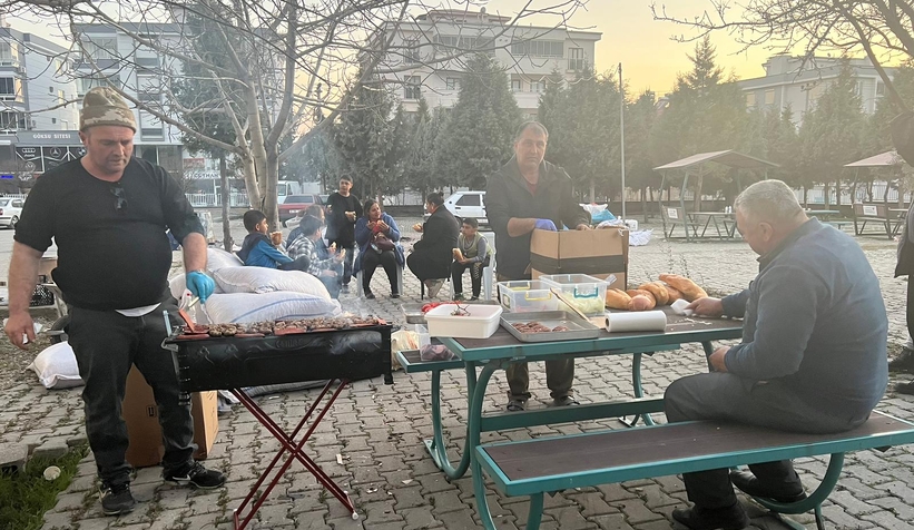 Deprem bölgesinde yardım çalışmalarına katıldı