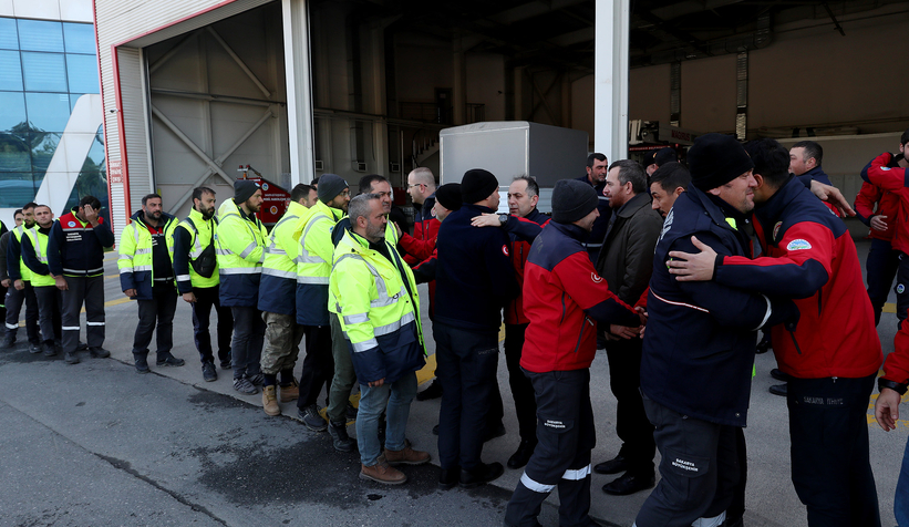 Deprem bölgesinden gelen Sakarya ekibine duygusal karşılama
