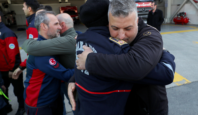 Deprem bölgesinden gelen Sakarya ekibine duygusal karşılama