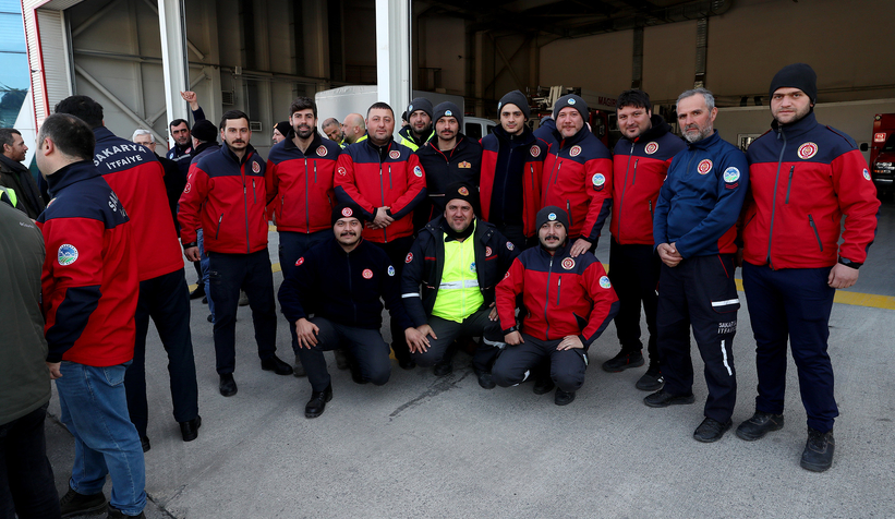 Deprem bölgesinden gelen Sakarya ekibine duygusal karşılama