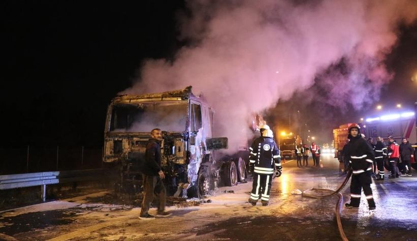 deprem-bolgesine-is-makinesi-goturuyordu-kule-donduahltnldmcd