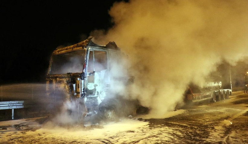 deprem-bolgesine-is-makinesi-goturuyordu-kule-donduahltnldmcd