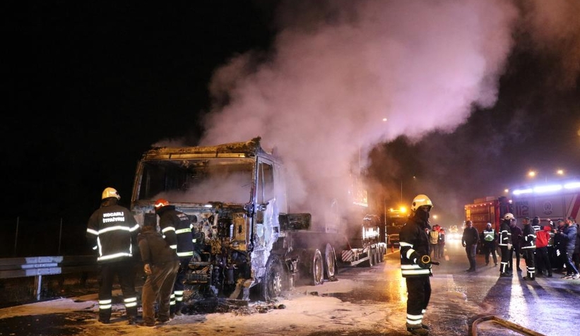 deprem-bolgesine-is-makinesi-goturuyordu-kule-donduahltnldmcd