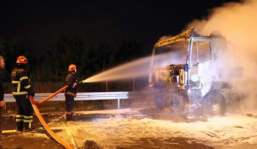 deprem-bolgesine-is-makinesi-goturuyordu-kule-donduahltnldmcd