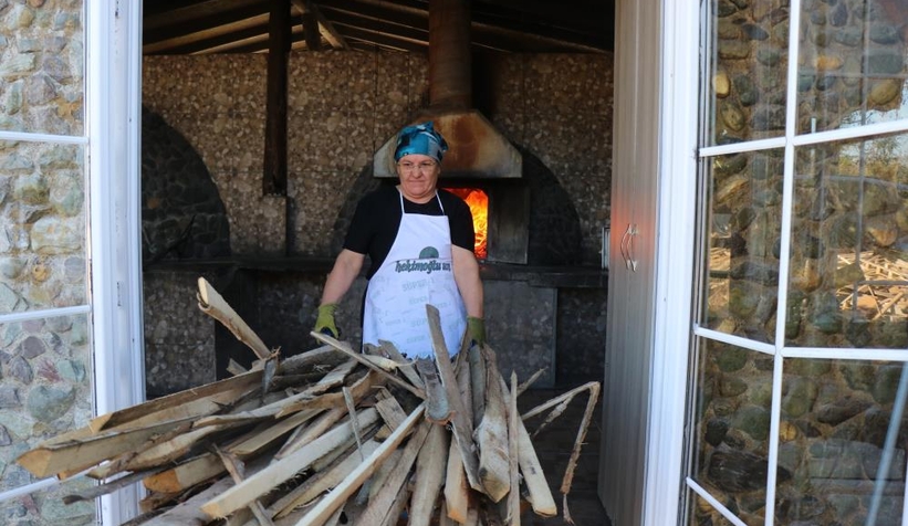  Deprem enkazından yaptığı fırında ekmek üretiyor