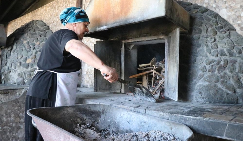  Deprem enkazından yaptığı fırında ekmek üretiyor