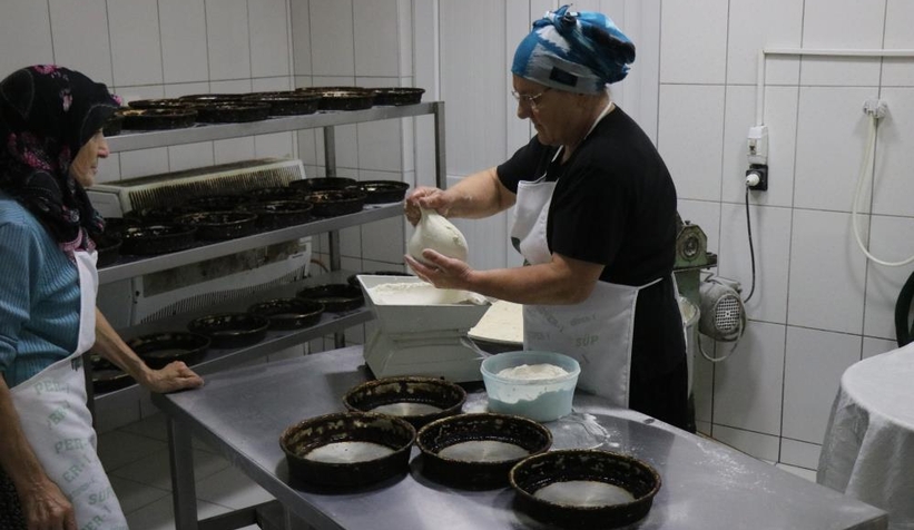  Deprem enkazından yaptığı fırında ekmek üretiyor