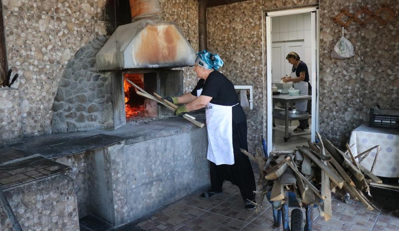  Deprem enkazından yaptığı fırında ekmek üretiyor