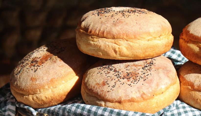  Deprem enkazından yaptığı fırında ekmek üretiyor