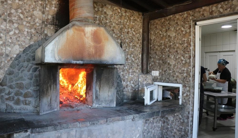  Deprem enkazından yaptığı fırında ekmek üretiyor