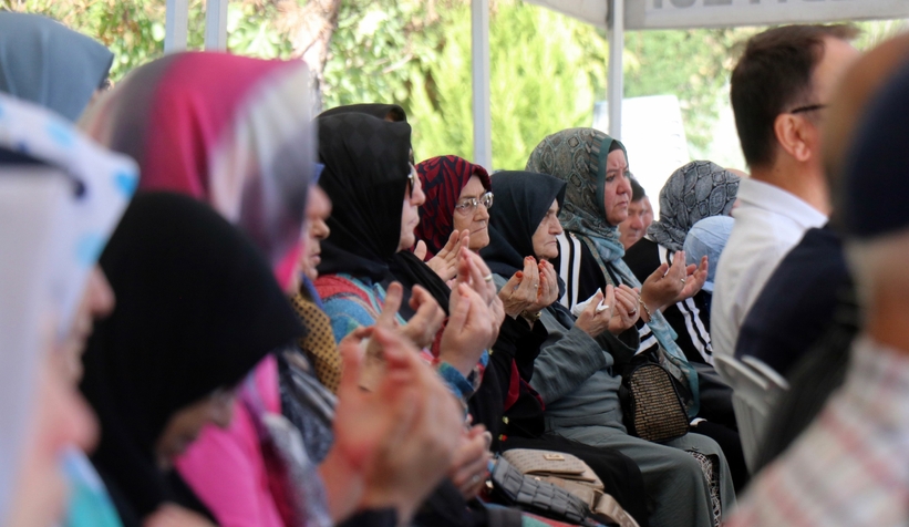 Deprem şehitleri dualarla anıldı