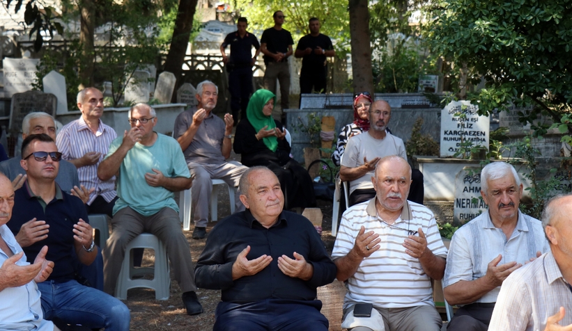 Deprem şehitleri dualarla anıldı