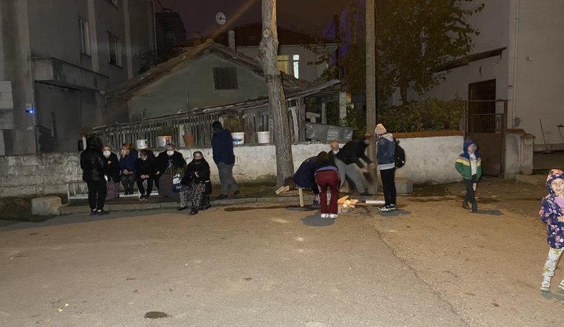 Deprem sonrası vatandaşların sokakta bekleyişi sürüyor